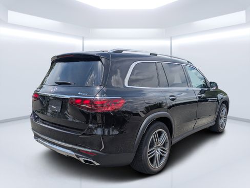 Used 2024 Mercedes-Benz GLS 450 4MATIC image 3