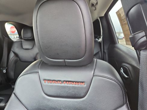 Used 2021 Jeep Cherokee Trailhawk image 13