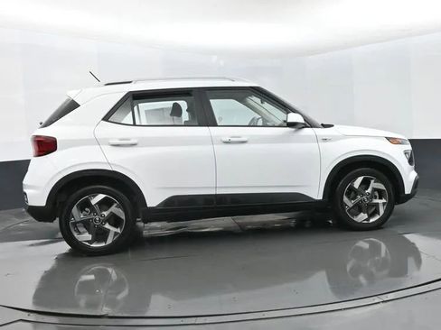 Used 2025 Hyundai Venue SEL image 4