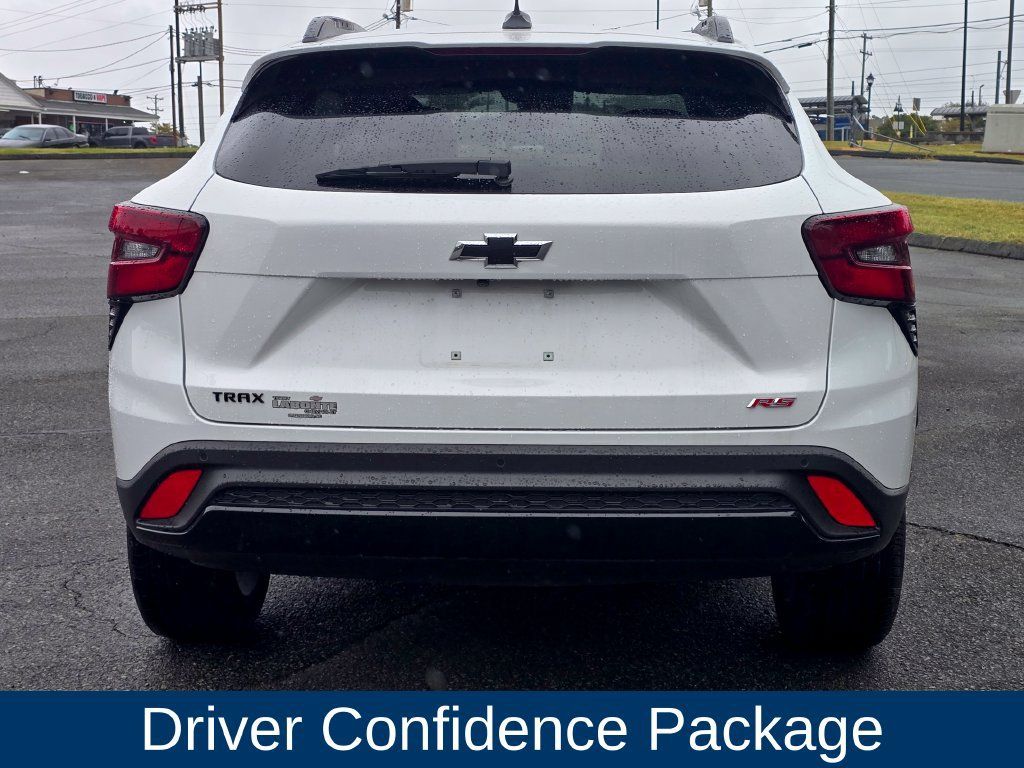 Used 2025 Chevrolet Trax RS w/ Sunroof Package FWD image 3