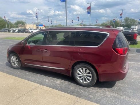 Used 2018 Chrysler Pacifica Touring-L image 5