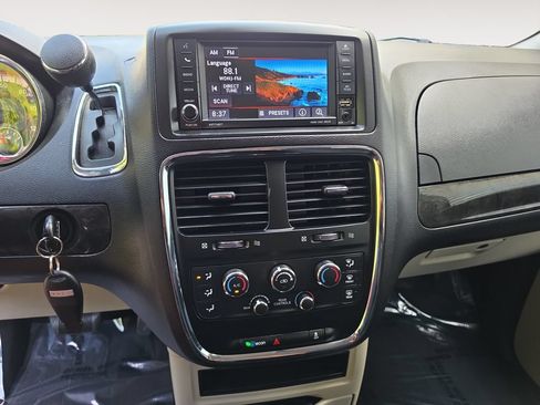 Used 2019 Dodge Grand Caravan SE FWD image 11