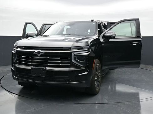 Used 2025 Chevrolet Suburban RST w/ Comfort Package AWD/4WD image 45