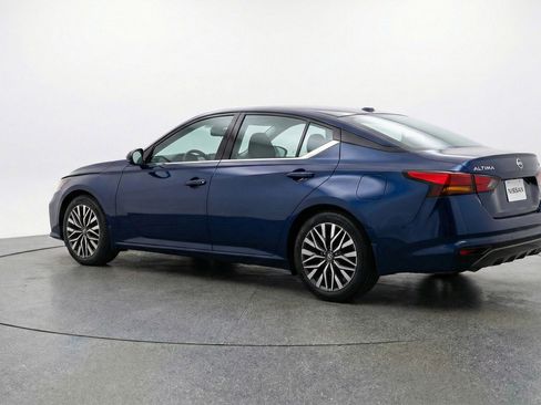 Used 2025 Nissan Altima 2.5 SV FWD image 6