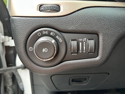 Used 2017 Jeep Cherokee Limited AWD/4WD image 17