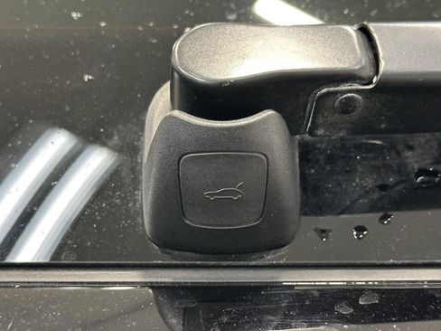 Certified 2025 Porsche Macan image 39