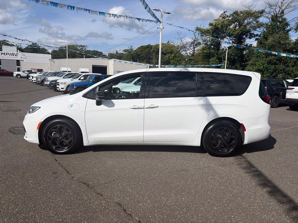 Used 2024 Chrysler Pacifica Limited FWD image 10
