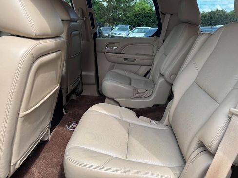 Used 2011 Cadillac Escalade Luxury AWD/4WD image 17