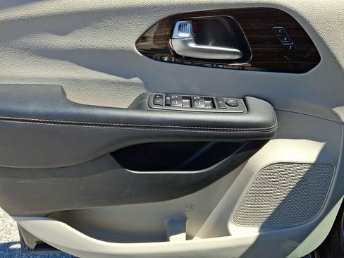 Used 2023 Chrysler Pacifica Limited FWD image 16