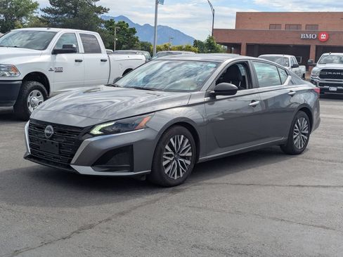 Used 2025 Nissan Altima 2.5 SV FWD image 9