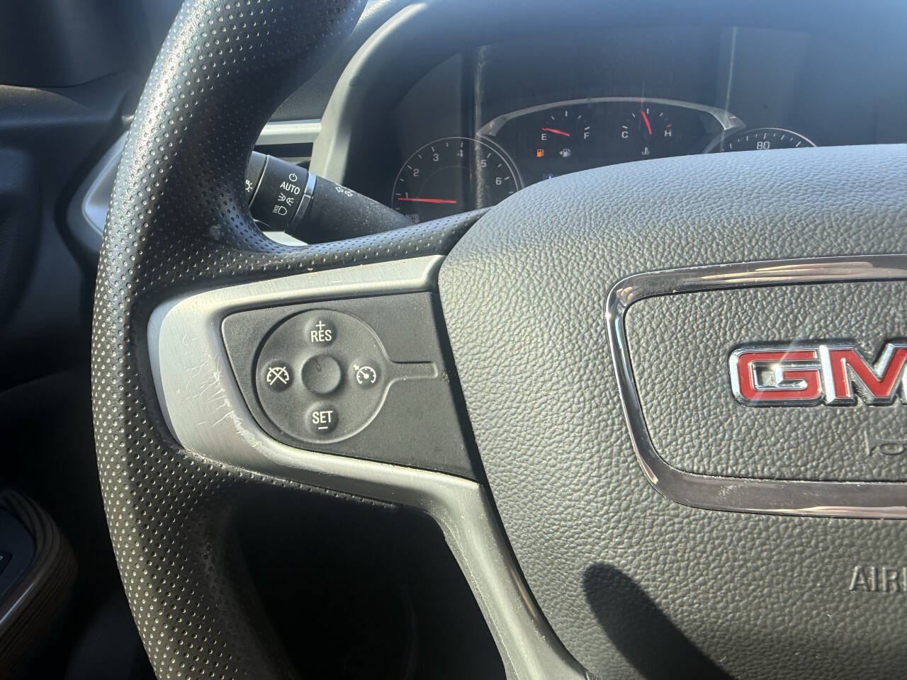 Used 2021 GMC Acadia SLE FWD image 23