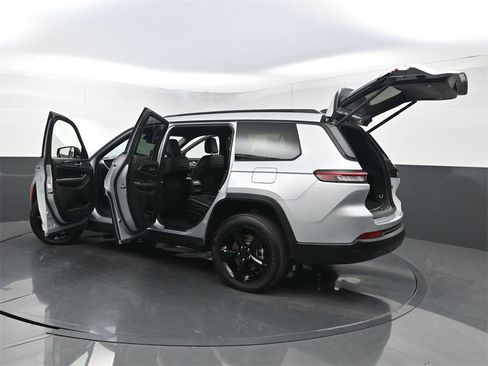 Used 2023 Jeep Grand Cherokee L Laredo image 41