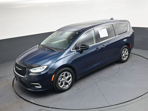 Used 2024 Chrysler Pacifica Limited image 33