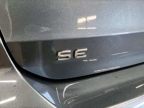 Used 2022 Volkswagen Taos SE w/ Panoramic Sunroof Package image 11