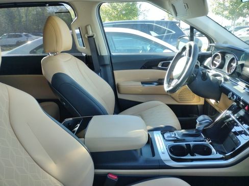 Used 2024 Kia Carnival EX image 4