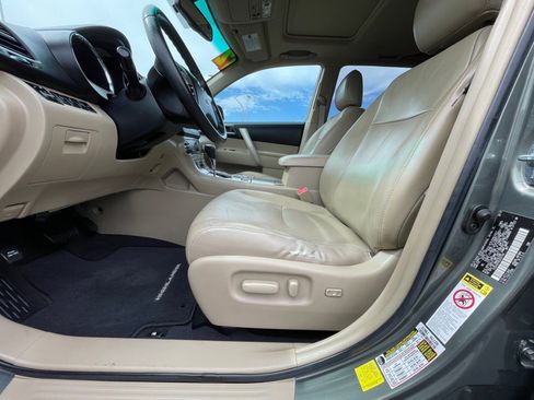Used 2012 Toyota Highlander SE FWD image 13