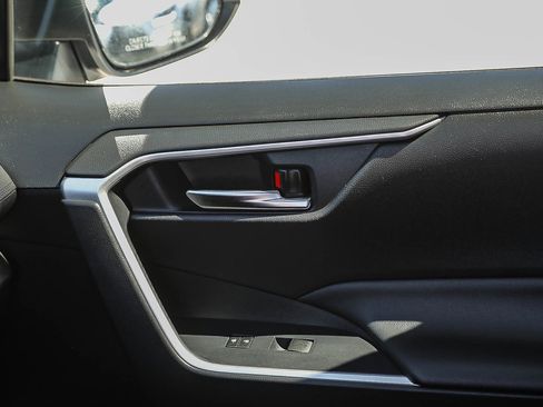 Used 2020 Toyota RAV4 XLE w/ Convenience Package image 21