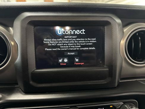 Used 2022 Jeep Gladiator Sport AWD/4WD image 16