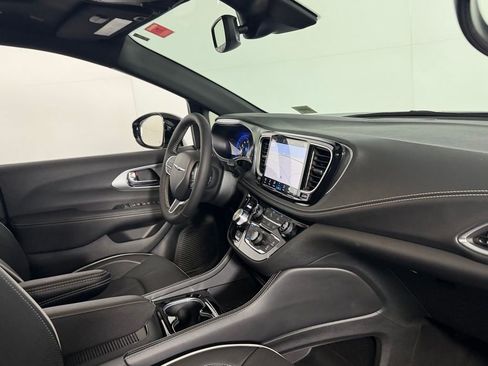 Used 2026 Chrysler Pacifica Limited FWD image 28