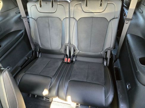 Used 2023 Jeep Grand Cherokee L Laredo image 12