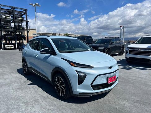 Used 2023 Chevrolet Bolt EUV Premier FWD image 3