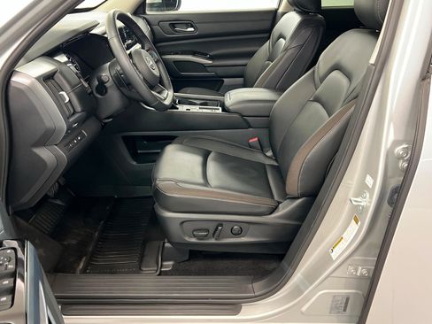 Used 2025 Nissan Pathfinder SL FWD image 19