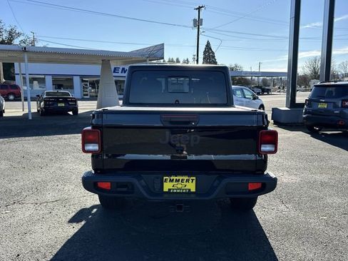 Used 2022 Jeep Gladiator Sport image 4
