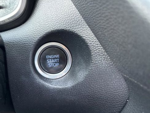 Used 2022 Toyota Corolla Cross XLE image 23