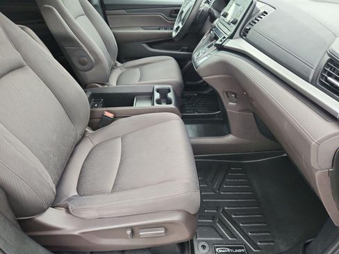 Used 2018 Honda Odyssey LX image 2
