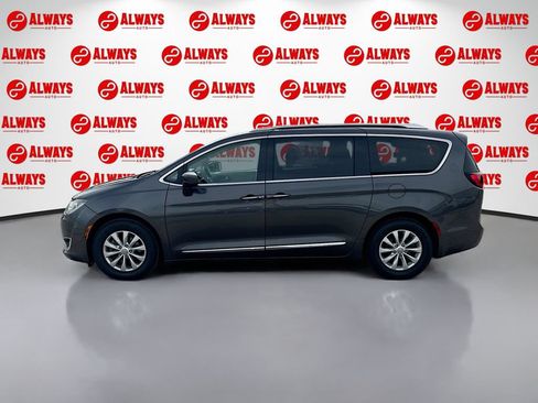 Used 2019 Chrysler Pacifica Touring-L FWD image 9