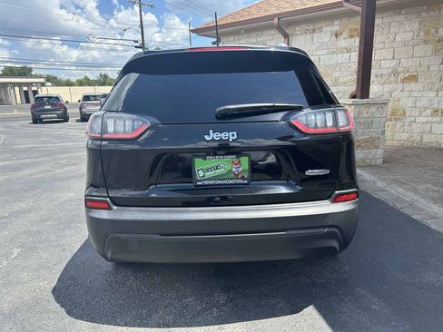 Used 2021 Jeep Cherokee Latitude FWD image 4