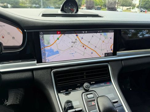 Used 2020 Porsche Panamera image 9
