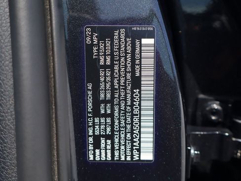 Certified 2024 Porsche Macan AWD/4WD image 28