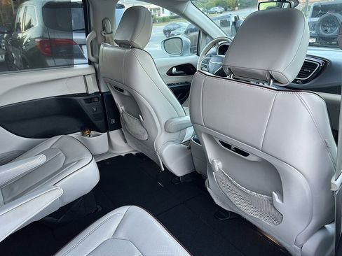 Used 2017 Chrysler Pacifica Limited w/ Tire & Wheel Group image 31