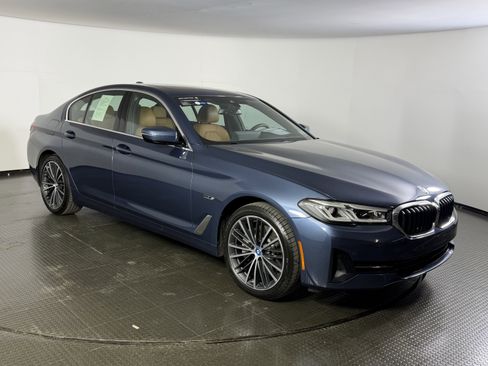 Certified 2023 BMW 530e xDrive w/ Premium Package AWD/4WD image 3