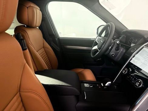 Certified 2025 Land Rover Discovery Dynamic SE AWD/4WD image 40