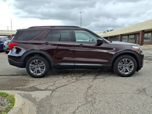 Used 2023 Ford Explorer XLT w/ Equipment Group 202A AWD/4WD image 6