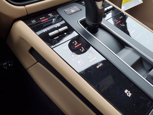 Used 2025 Porsche Macan image 37