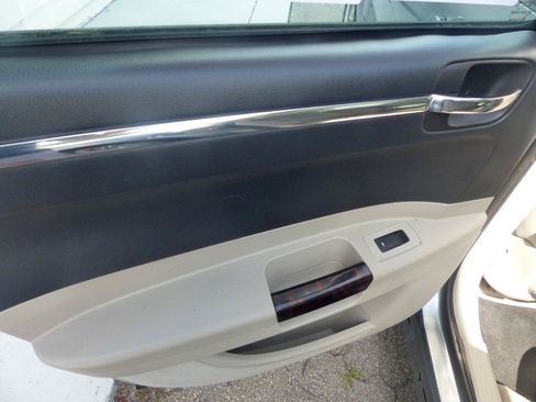 Used 2007 Chrysler 300 C RWD image 12