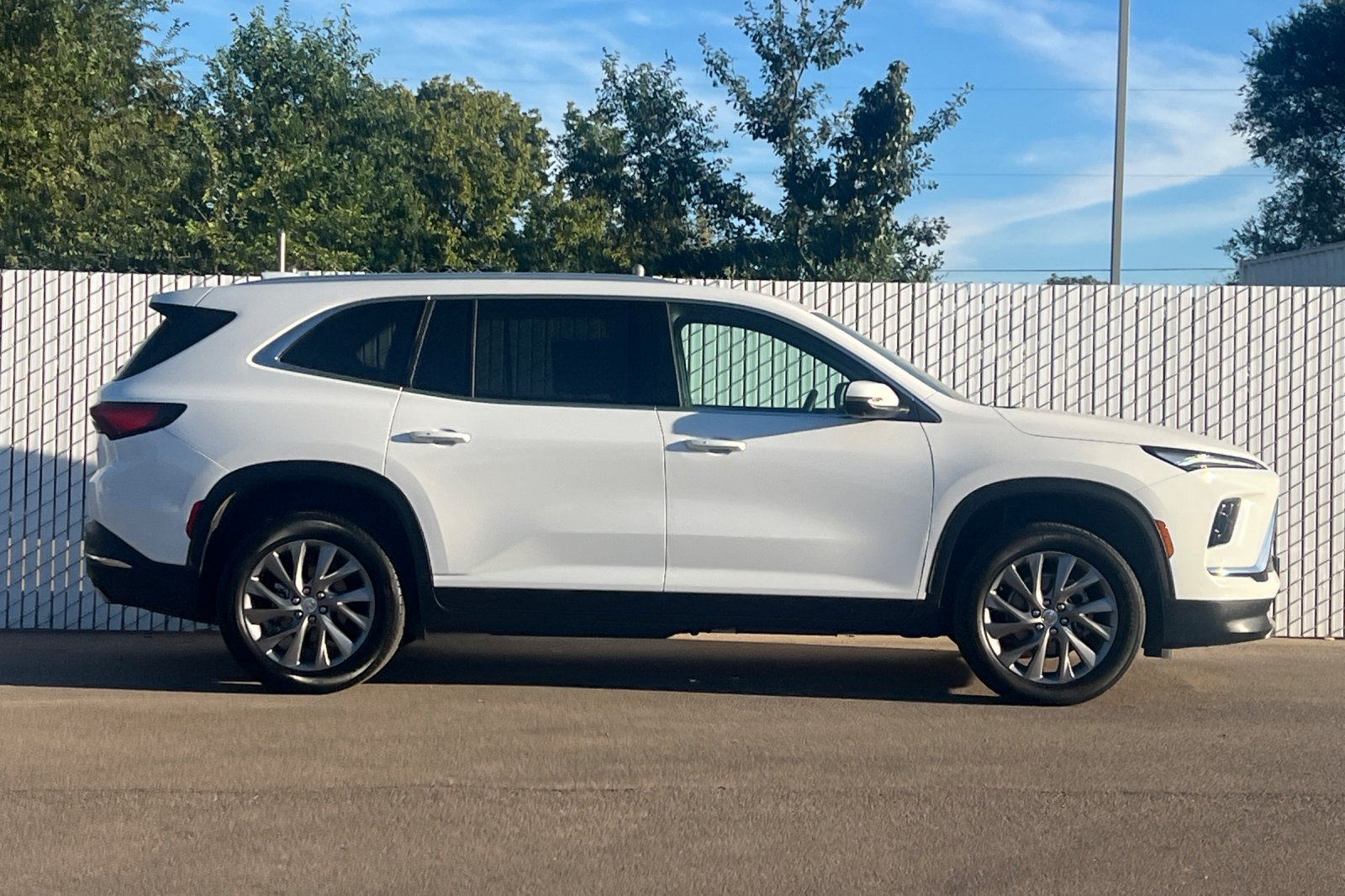 Used 2025 Buick Enclave Preferred AWD/4WD image 3