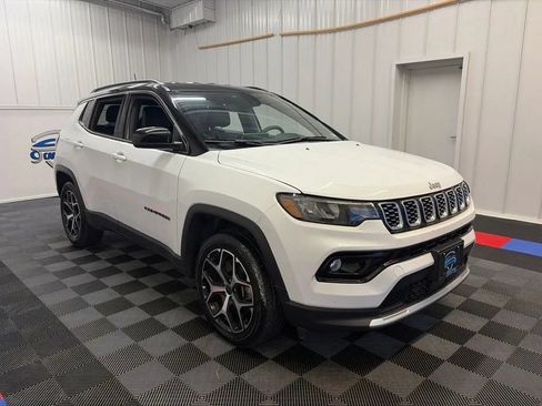 Used 2025 Jeep Compass Limited AWD/4WD image 3