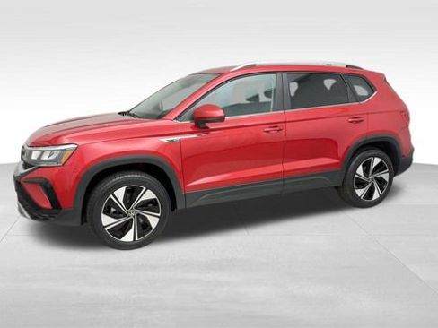 Used 2023 Volkswagen Taos SE w/ Panoramic Sunroof Package image 6