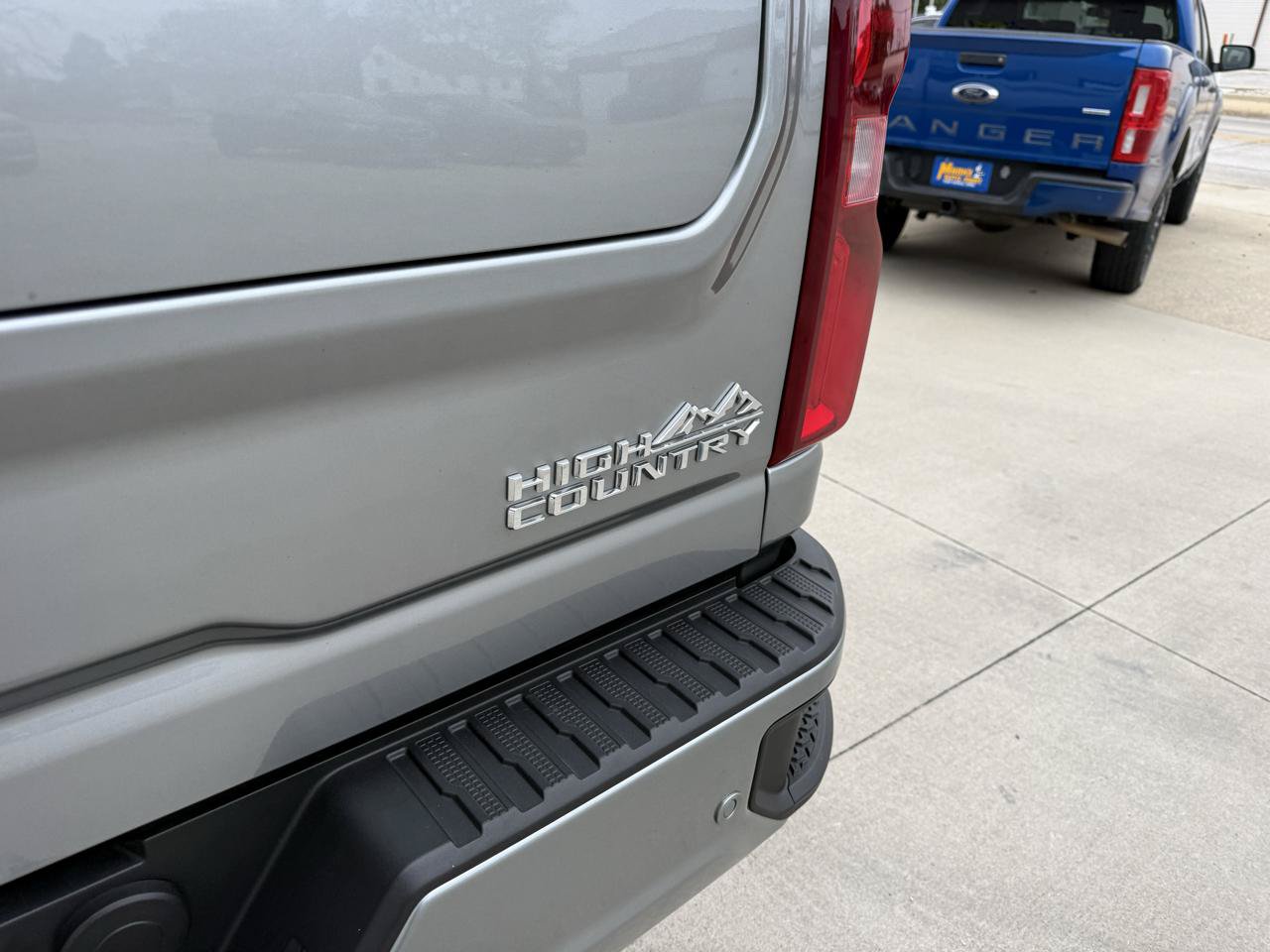 Used 2025 Chevrolet Silverado 3500 High Country w/ High Country Premium Package AWD/4WD image 25