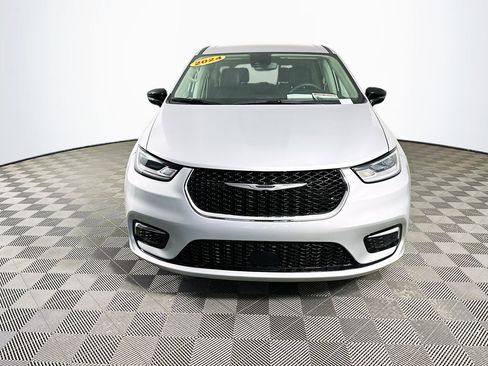 Certified 2024 Chrysler Pacifica Touring-L image 4