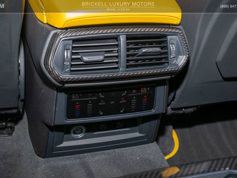 Used 2022 Lamborghini Urus AWD/4WD image 21