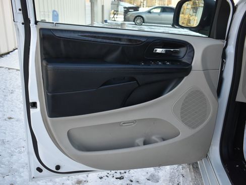 Used 2016 Dodge Grand Caravan SXT image 12