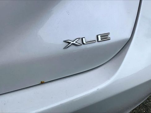 Used 2019 Toyota Avalon XLE w/ Moonroof Package FWD image 10