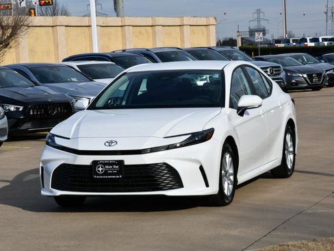 Used 2025 Toyota Camry LE image 2