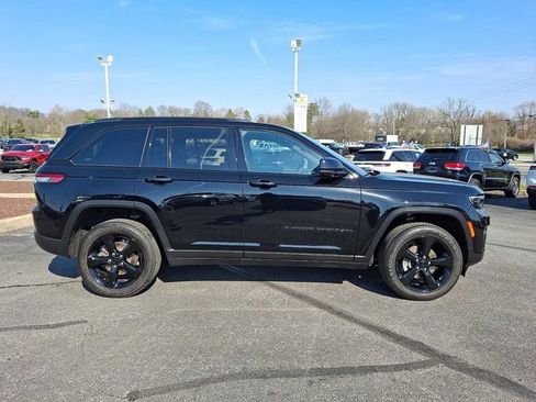 Certified 2025 Jeep Grand Cherokee Altitude image 9