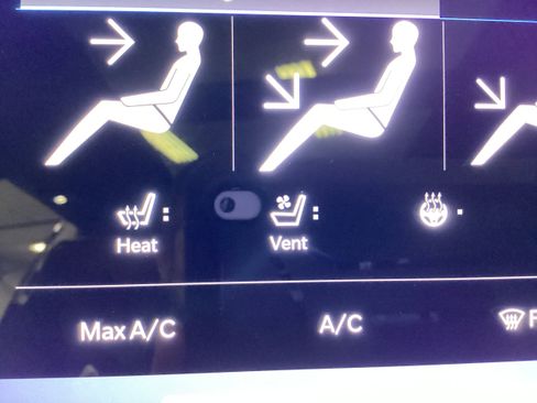 Used 2025 Chrysler Pacifica Pinnacle image 32